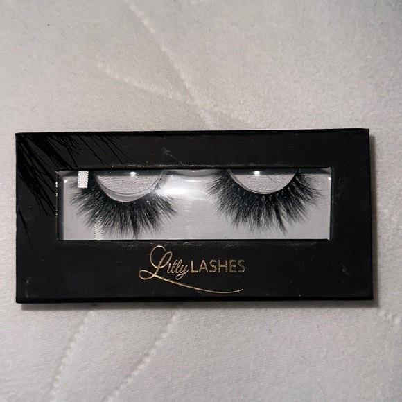 BRAND NEW NEVER USED LILLY LASHES IN THE STYLE LYLA - Picture 1 of 3